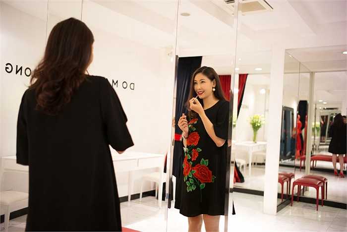 Đỗ Mạnh Cường thì cho biết, để có được 1 trang phục với hoạ tiết hoa hồng, riêng thêu phải mất hết 5 ngày làm việc vì chỉ có 1 nghệ nhân duy nhất ngồi thêu mà tuổi nghề của ông hơn nửa cuộc đời của tuổi nghề ( 50 tuổi nhưng đã ngồi thêu hơn 30 năm ) đó là điều đặt biệt cho BST tập này.