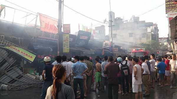 Lửa bùng lên dữ dội ở chợ Phùng Khoang, nhiều cửa hàng bị thiêu rụi