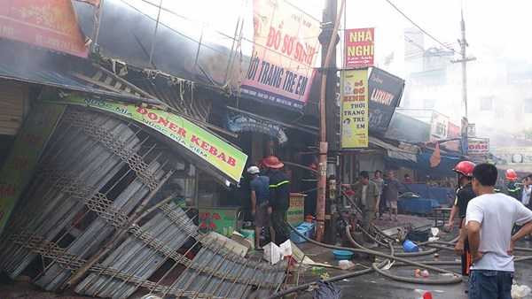 Lửa bùng lên dữ dội ở chợ Phùng Khoang, nhiều cửa hàng bị thiêu rụi