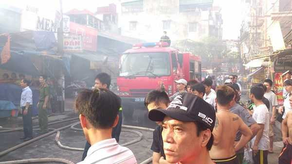 Lửa bùng lên dữ dội ở chợ Phùng Khoang, nhiều cửa hàng bị thiêu rụi