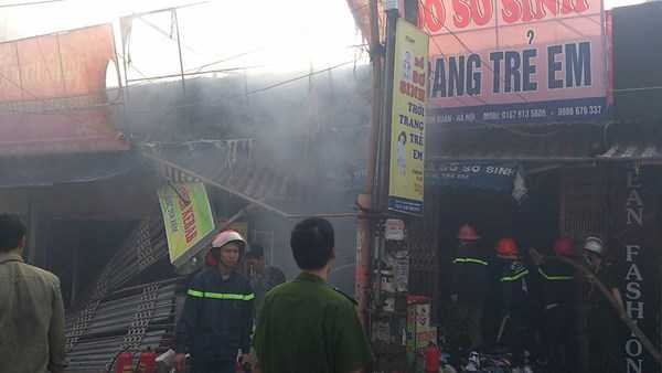 Lửa bùng lên dữ dội ở chợ Phùng Khoang, nhiều cửa hàng bị thiêu rụi