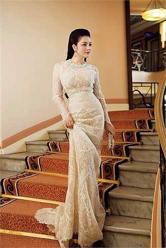 Với kiểu dáng cổ điển, kín đáo, chiếc đầm Lý Nhã Kỳ diện trên thảm đỏ làm nổi bật vóc dáng thon thả, nữ tính.