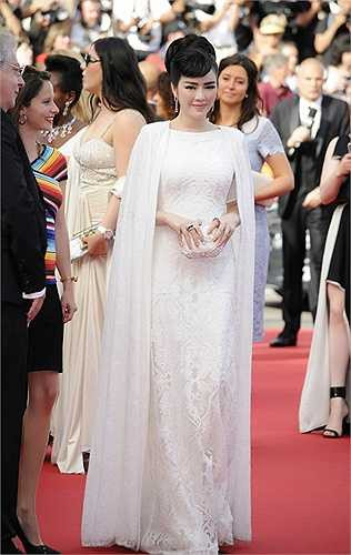 Để hoàn thiện vẻ quý phái, người đẹp Việt búi tóc cao, khoe bộ trang sức điểm nhấn từ kim cương và ruby của Paolo Piovan.