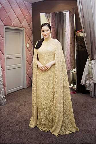 Lần tới Cannes này, Lý Nhã Kỳ mang theo nhiều váy áo đắt tiền bạc tỷ.