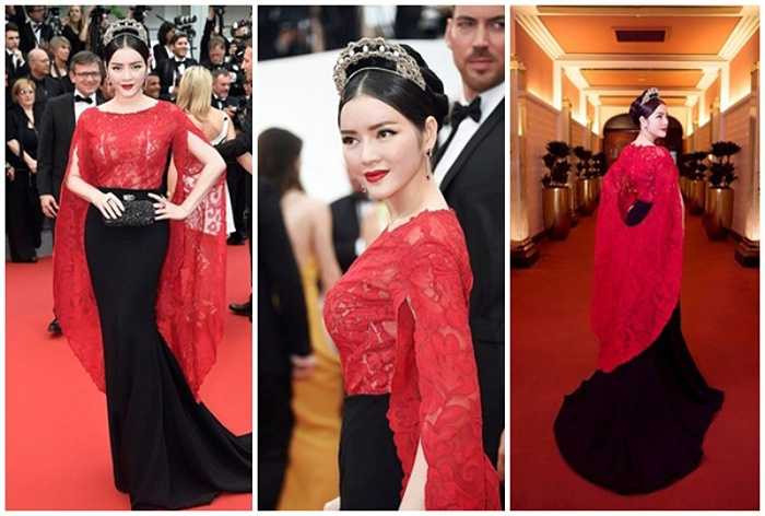 Tại buổi công chiếu bộ phim Mad Max thuộc khuôn khổ Liên hoan phim Cannes ngày thứ 2, Lý Nhã Kỳ tiếp tục 'thăng hạng' với bộ cánh phong cách nữ hoàng của Alexis Mabille. 