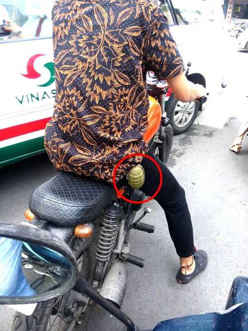 Nam thanh niên đeo 'lựu đạn' lủng lẳng bên hông gây tò mò