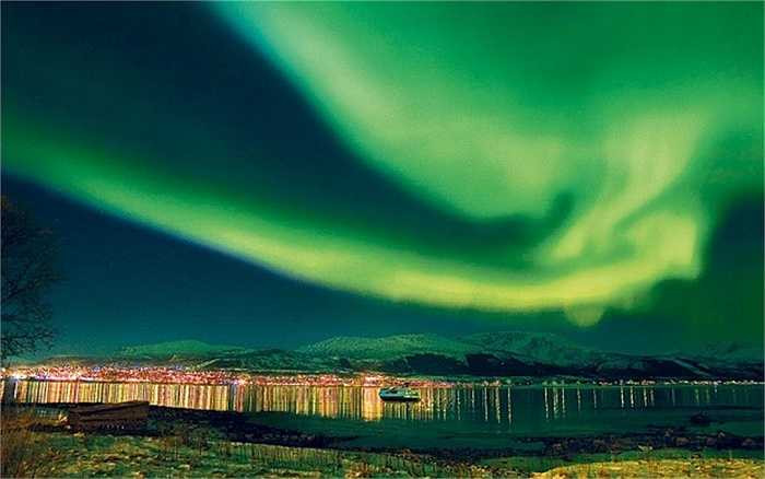 Cực quang sỉnh ra từ tương tác của các hạt mang điện tích từ gió mặt trời và tầng khí quyển phía trên của Trái đất. (Hình ảnh từ Internet)