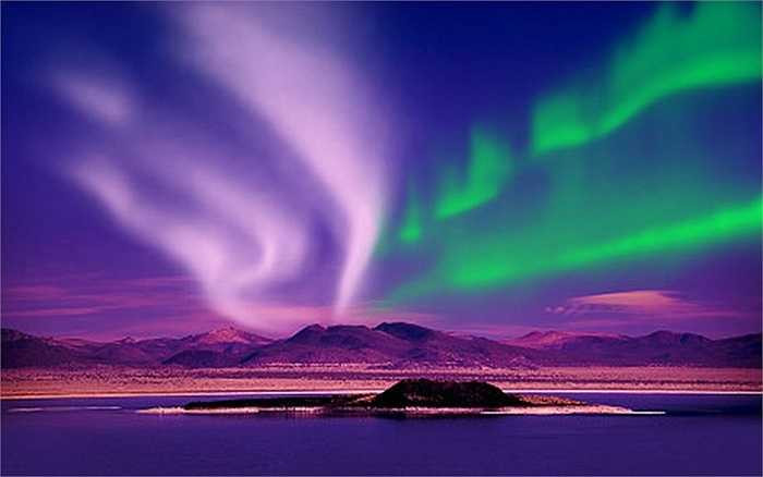 Các dải sáng chuyển động liên tục với chủ yếu là màu xanh nhưng cũng có màu tím, hồng, trắng rất đẹp mắt