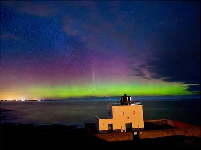 Các dải sáng của cực quang có thể nhiều hình dạng như xoáy, tròn, dải dài hoặc vòng cung