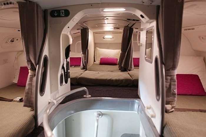 Phòng ngủ dành cho tiếp viên trên máy bay Boeing 787.