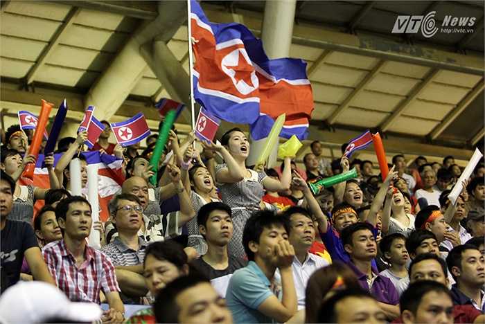 Các nữ CĐV trên khán đài A sân Mỹ Đình