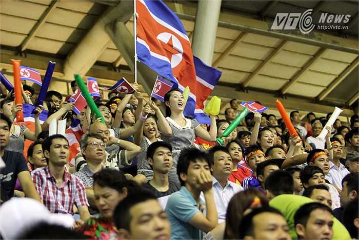 Họ gây chú ý bởi những cô gái xinh đẹp, cổ vũ rất chuyên nghiệp.