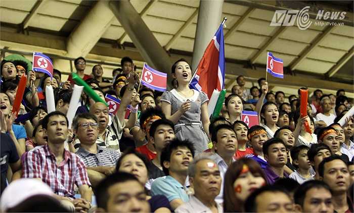 Họ liên tục đồng thanh hô khẩu hiệu rất đều.