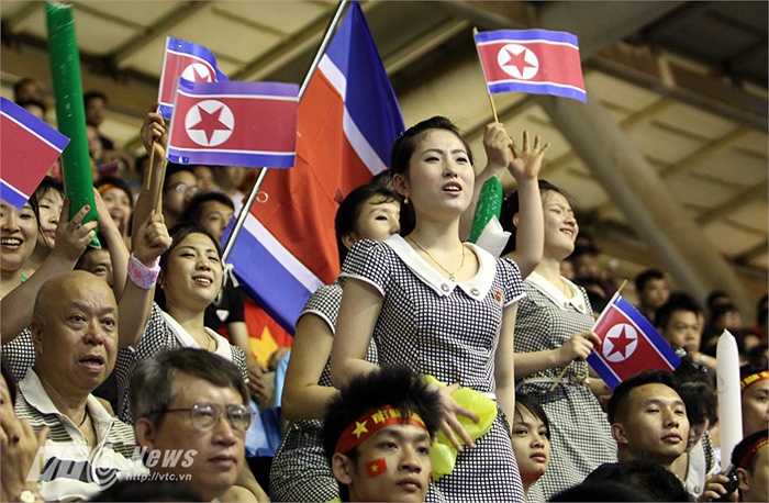 Và trên ngực trái của mỗi CĐV Triều Tiên cũng đeo những huy hiệu về các nhà lãnh đạo cấp cao của quốc gia này.
