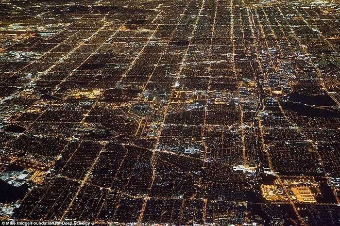 Hình ảnh Los Angeles, California với 15 triệu dân sử dụng đèn điện vào mỗi đêm.