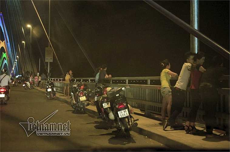 Cầu Nhật Tân được thông xe từ ngày 4/1/2015. Gần đây, vào mỗi tối, có khá nhiều thanh niên nam nữ dừng đỗ xe máy trên mặt cầu để hóng mát mà không biết mình đang vi phạm Luật giao thông.