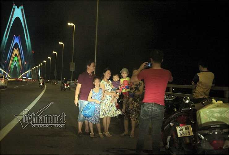 Nhiều gia đình tranh thủ lên cầu Nhật Tân dạo mát và chụp ảnh kỷ niệm