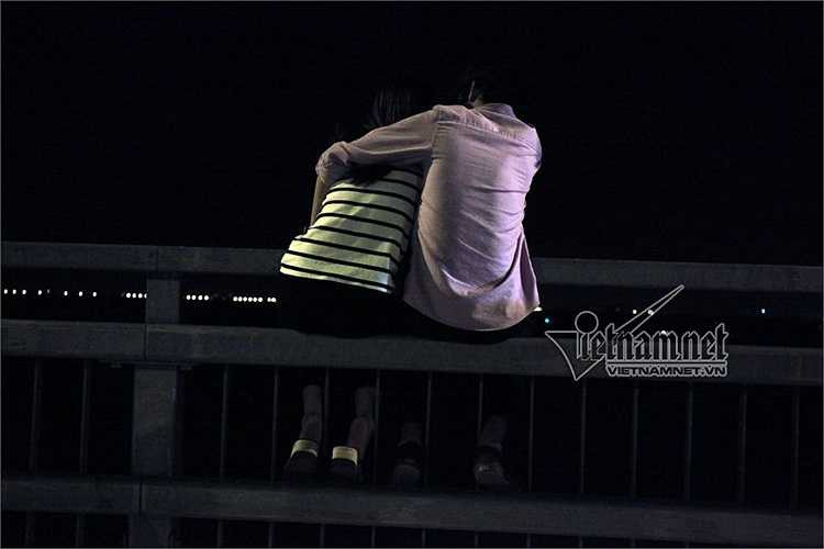 Nhiều đôi còn ngồi vắt vẻo trên hành lang an toàn cầu để hóng gió và chụp ảnh