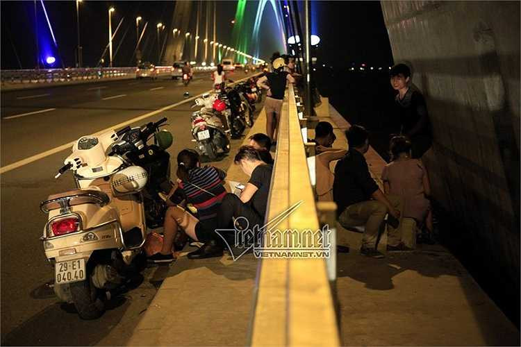 Các cặp đôi hay nhóm bạn trẻ còn trèo ra bên ngoài hành lang an toàn cầu để ngồi chơi, bất chấp nguy hiểm