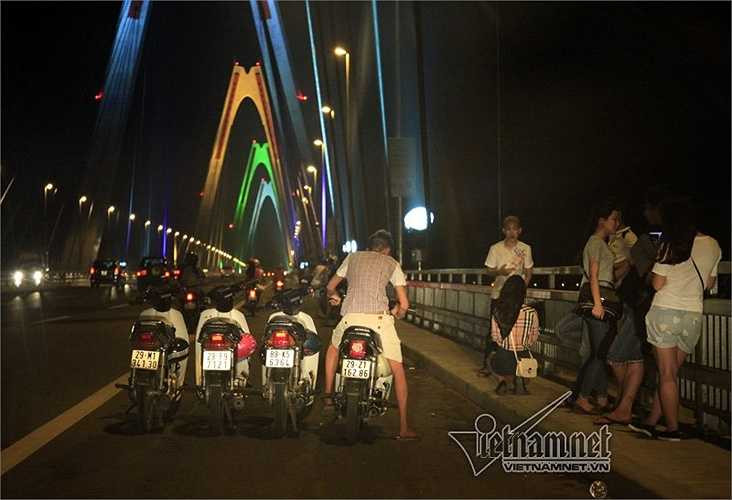 Xe máy dựng hàng ba, hàng tư chụp ảnh mà không hệ bị lực lượng CSGT xử lý vi phạm. (Nguồn: Vietnamnet)