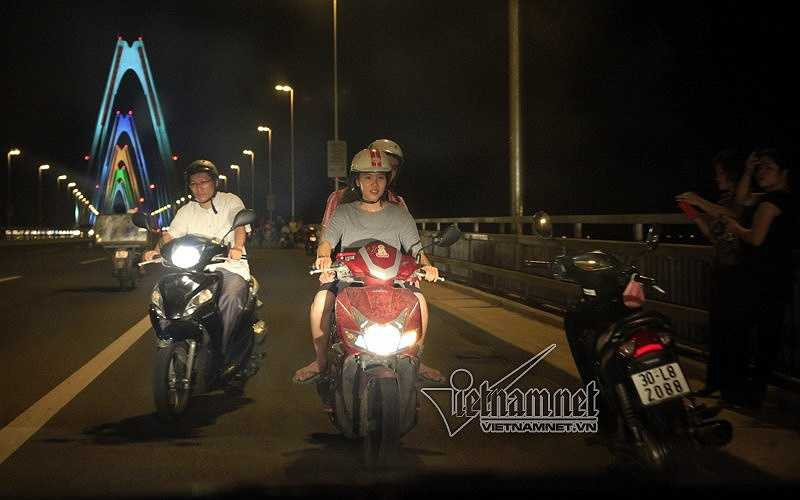 Nhiều xe máy đỗ hàng ba, hàng tư trên mặt cầu, rồi đi người chiều, bất chấp nguy hiểm.