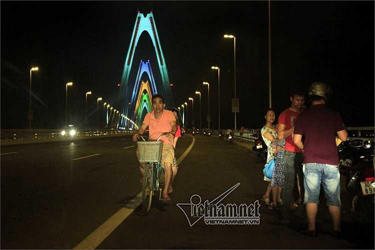 Xe máy vô tư đi ngược chiều trên mặt cầu Nhật Tân mà không hề bị xử lý