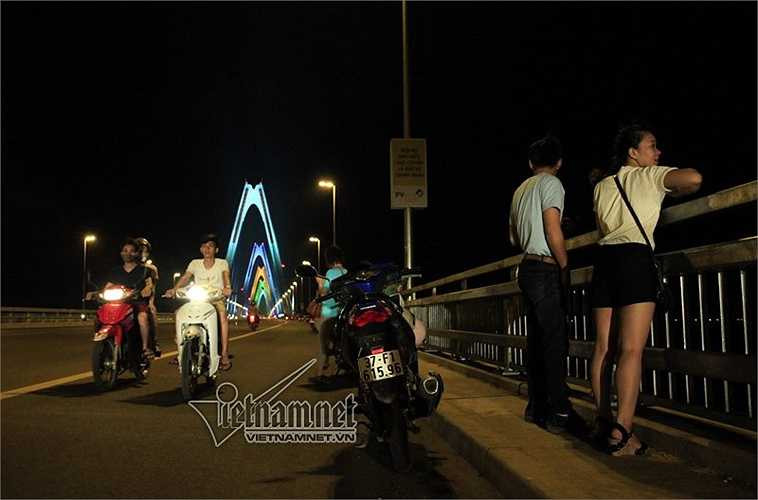 Trong khi đó, theo ghi nhận của PV, không thấy sự có mặt của lực lượng bảo vệ cầu. 