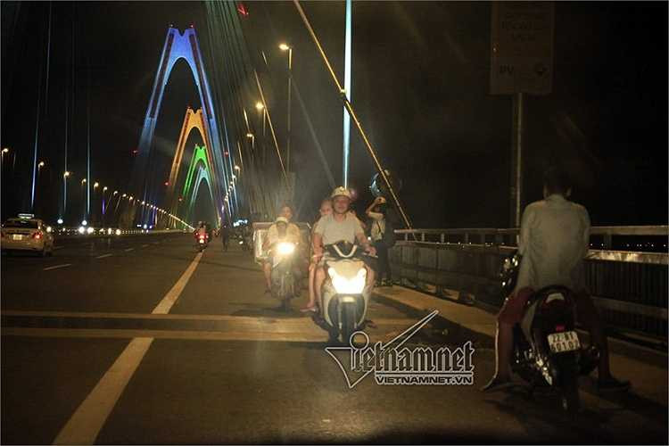 Trong khi đó, Đội CSGT số 2 - Phòng CSGT Hà Nội được giao quản lý, xử lý các vi phạm giao thông trên cầu cũng không thấy xuất hiện…