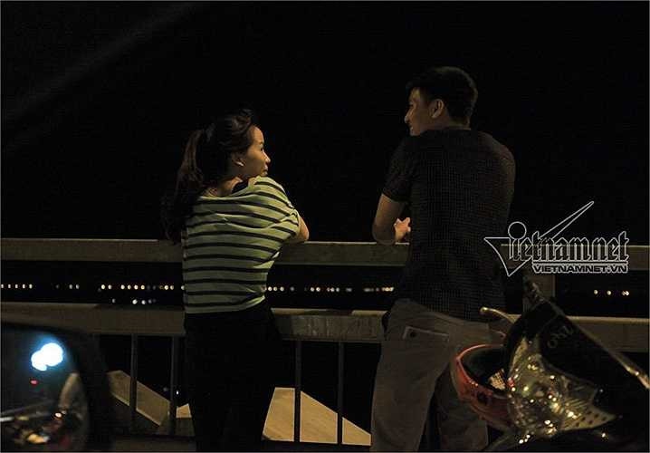 Các nam thanh, nữ tú Hà Thành có điểm vui chơi mới là dạo mát trên cầu Nhật Tân mỗi tối