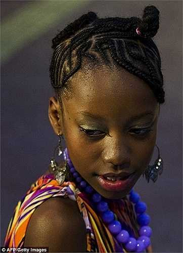 Tạo hình chữ cái bằng các lọn tóc