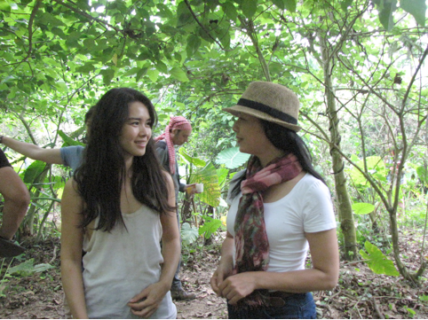 Chiều Xuân và Audrey trao đổi với nhau trên trường quay.