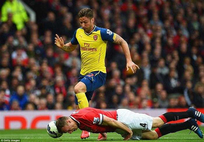 Pha phá bóng quả cảm của Phil Jones. 