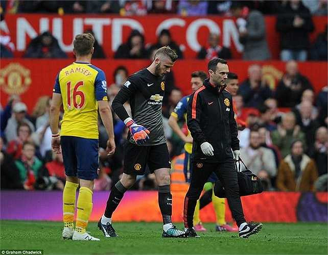 Phút 72, De Gea phải rời sân nhường chỗ cho Valdes vì chấn thương gân kheo.