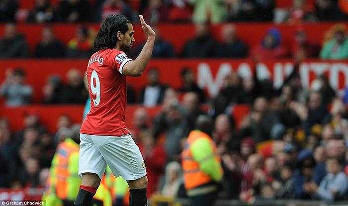 Falcao vẫy tay chào tạm biệt các khán giả Man Utd. 