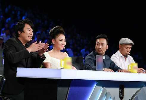 Bốn giám khảo thích thú với phần thi của các thí sinh. 