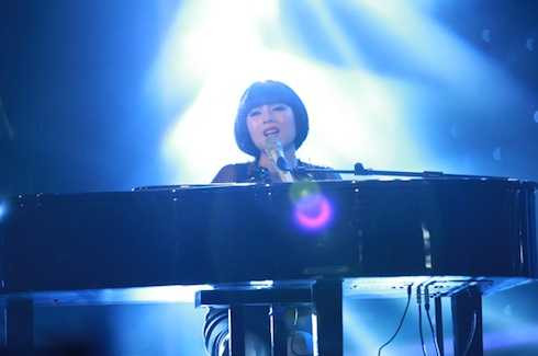 Vân Quỳnh có sự thay đổi về ngoại hình với mái tóc đen. Cô tự đệm đàn piano và thể hiện ca khúc hit của Sia - 'Chandelier'. Thu Minh phải xin khán giả vài giây để trấn tĩnh lại sau phần trình diễn của Vân Quỳnh: 'Chỉ một thời gian ngắn thôi mà Vân Quỳnh thay đổi nhiều quá. Mái tóc, trang phục và hình ảnh em ngồi bên cây đàn rất sang trọng, cá tính, phù hợp với bài hát em thể hiện. Tuy nhiên điều quan trọng là ẩn số trong em đã dần hiện ra. Đây chưa phải điểm dừng của em. Chị tin em sẽ còn có nhiều đột phá hơn nữa'.