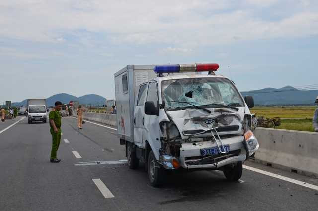 Xe chở phạm nhân đâm nát máy cày trên quốc lộ 1