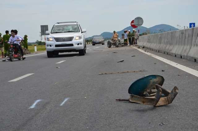 Xe chở phạm nhân đâm nát máy cày trên quốc lộ 1