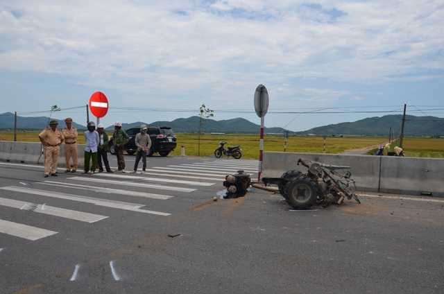 Xe chở phạm nhân đâm nát máy cày trên quốc lộ 1