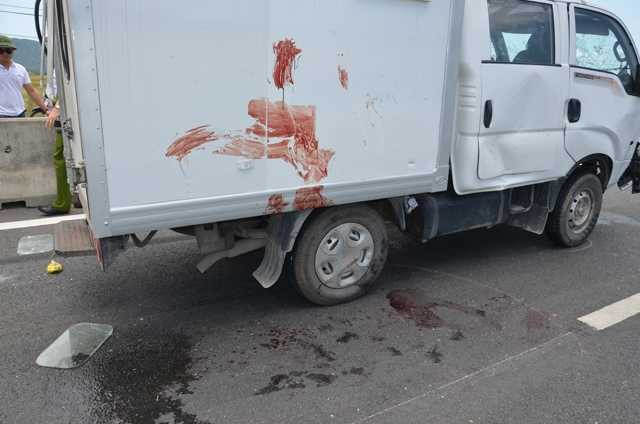 Xe chở phạm nhân đâm nát máy cày trên quốc lộ 1