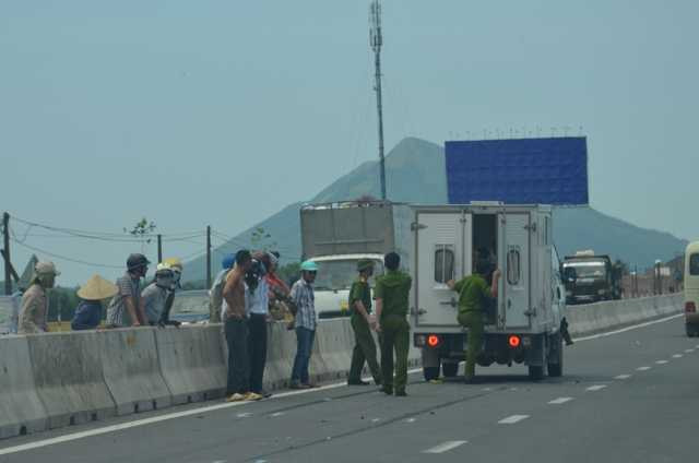 Xe chở phạm nhân đâm nát máy cày trên quốc lộ 1