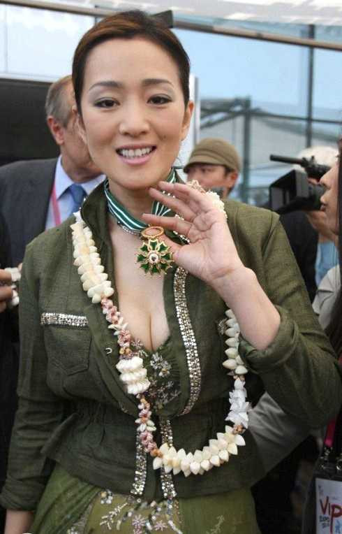 Củng Lợi và chiếc huân chương danh dự của chính phủ Pháp.