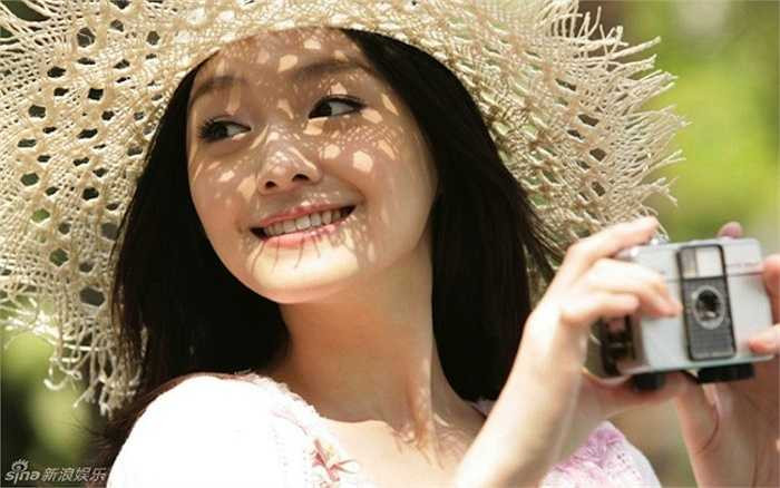 Năm 2010, cô kết hôn với đại gia Uông Tiểu Phi và tạm ngưng đóng phim. 