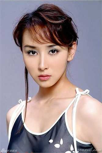 'Mỹ nhân cổ trang' Hồ Tịnh khiến người xem ngưỡng mộ với vẻ đẹp tự nhiên, gương mặt trái xoan tuyệt mỹ. 