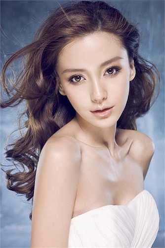 Bạn gái Huỳnh Hiểu Minh, Angelababy ghi điểm nhờ gương mặt được dao kéo hoàn hảo. 