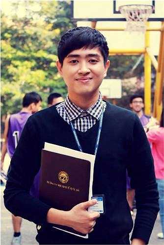 Chàng trai trẻ Lâm Tùng, sinh năm 1990, đến từ Ninh Bình. Hiện tại, Lâm Tùng đang công tác tại Phòng Công tác chính trị và quản lý sinh viên, Đại học Kinh tế Quốc dân. 