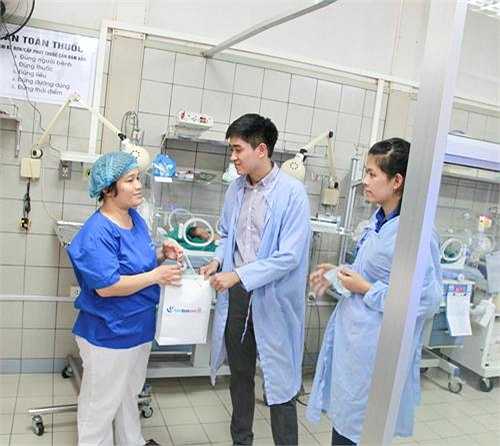 Chàng trai này cũng nhiệt tình khi giúp đỡ các sinh viên trong trường