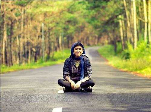 Thầy giáo trẻ quan niệm: 'Người mà ta đã gặp dù là ai, là người xấu hay tốt cũng đều là người mà ta cần gặp. Việc đã xảy ra dù tích cực hay tiêu cực cũng đều là việc cần phải xảy ra. Hãy thoải mái sống để luôn là chính mình'.