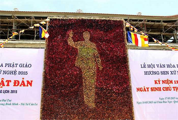 Bức chân dung Chủ tịch Hồ Chí Minh độc đáo có chiều cao 6m, rộng 4m. Điểm khác biệt của tác phẩm này đó là nó được kết lại một cách khéo léo từ hơn 1 vạn búp sen hồng và sen trắng; tạo hình Bác Hồ trong bộ kaki giản dị đang vẫy tay chào.