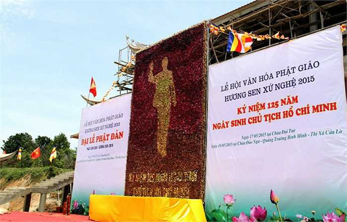 Bức tranh độc đáo này được trưng bày tại chùa Đại Tuệ từ ngày 17/5 vừa qua trong dịp kỷ niệm 125 năm ngày sinh Chủ tịch Hồ Chí Minh. Cùng ngày, tổ chức Liên minh Kỷ lục thế giới đã trao chứng nhận kỷ lục ‘Bức tranh Chủ tịch Hồ Chí Minh bằng hoa sen lớn nhất thế giới’ cho tác phẩm này.